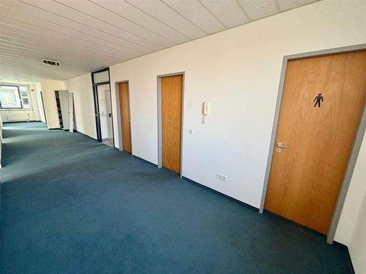 Flur mit getrennten WC