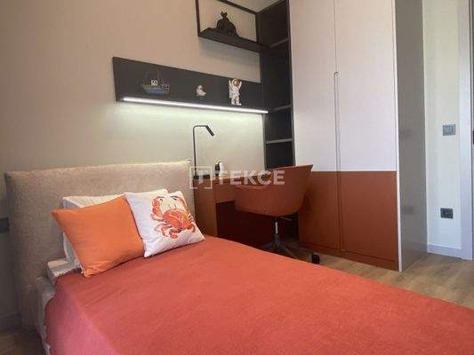 Sea View Real Estate in a Complex in Istanbul Maltepe