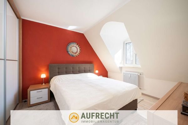 geräumiges Schlafzimmer