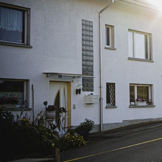 Einfamilienhaus mit Doppelgarage u. Nebengebäude