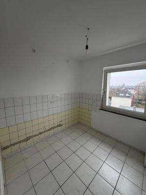 Leere Küche mit Fenster