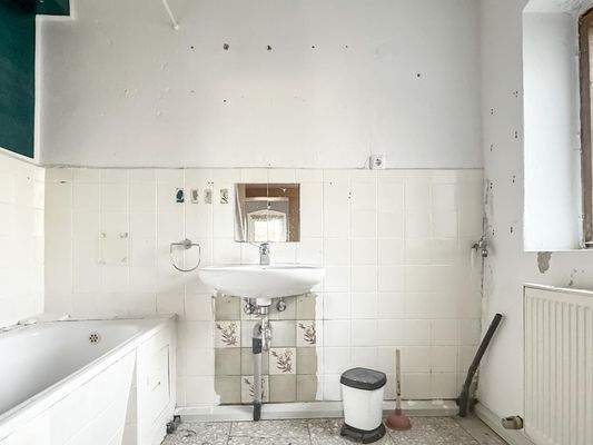 Tageslichtbad mit Wanne