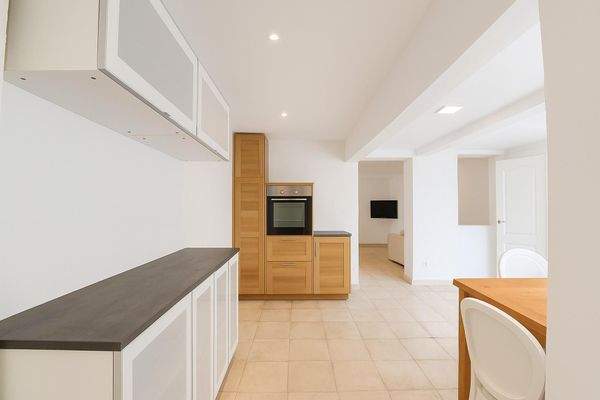 Zweiter Blickwinkel der Küche mit Einbauofen und viel Stauraum