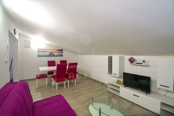 Dachgeschoss: 3-Zimmer-Wohnung mit Zugang zur Terrasse mit Meerblick