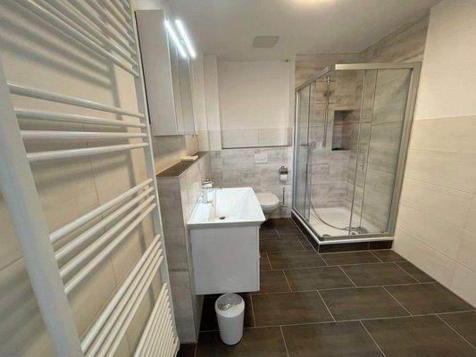 Bad mit hochmoderner Dusche.jpg