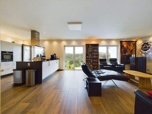 Wohnzimmer mit offener Küche