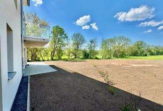 Terrasse mit angrenzendem Garten