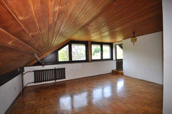 32 Schlafzimmer mit Zugang zu Balkon.JPG