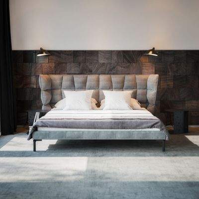 Schlafzimmer mit Bett und Wandleuchten