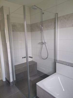 Bad mit Dusche und Sitzbank 
