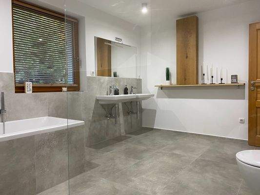 mit Dusche und Badewanne 