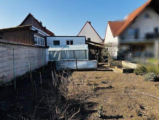 großer Nutzgarten auf der Ostseite