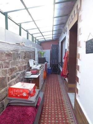 Überdachter Bereich hinter dem Wohnhaus