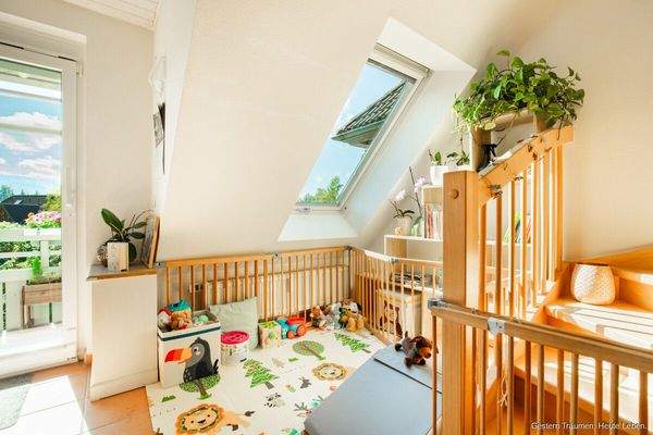 Wohnzimmer mit Balkon