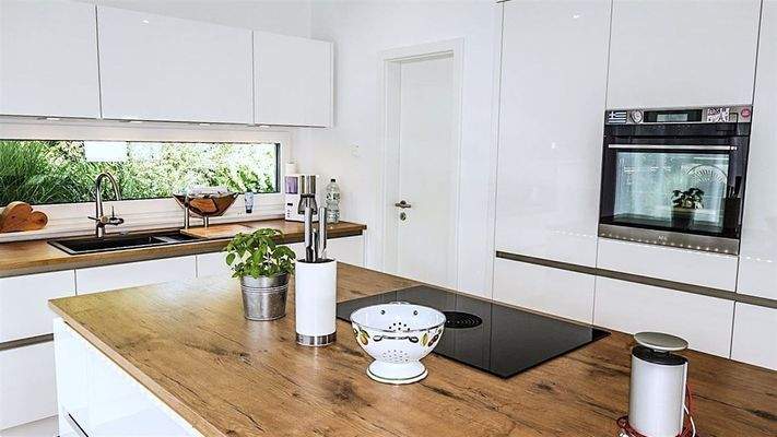 Einbauküche mit Insel und Spüle