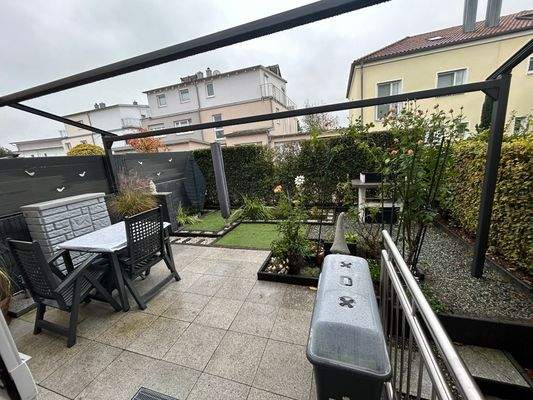 Garten mit motorisierter Pergola.JPG