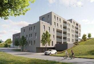 Modernes Wohnhaus mit Balkonen und Tiefgaragenzufahrt, umgeben von Grünflächen und Bäumen, mit Menschen auf Fahrrädern und einem geparkten Auto.