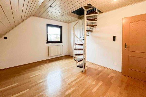 OG Kinderzimmer mit Dachbodenzugang