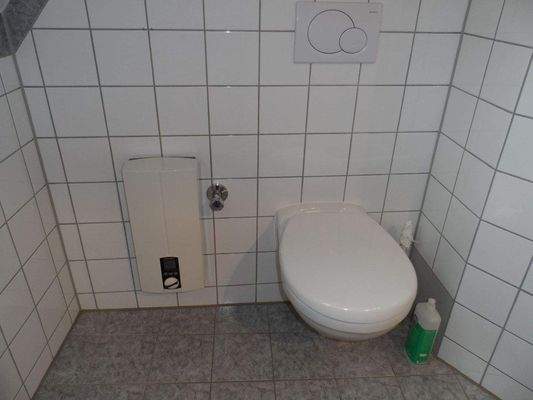 Wand-WC; elektr. Durchlauferhitzer