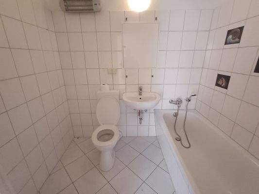 Helles Badezimmer mit Wanne