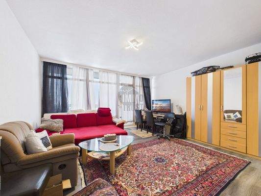 Wohnbereich mit Ausgang zum Balkon