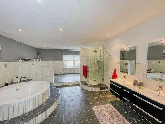 Elegantes Bad mit luxuriöser Ausstattung