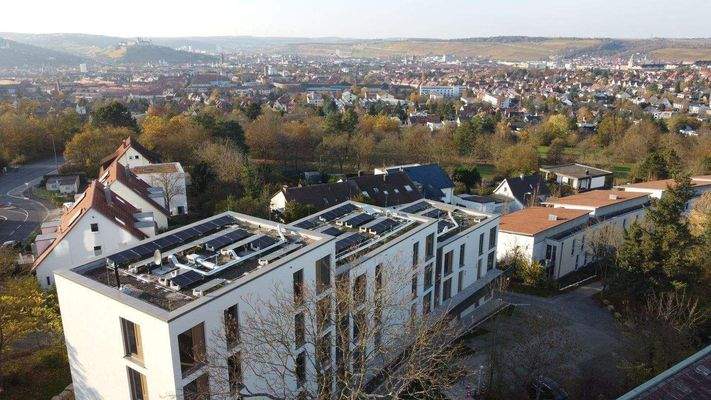 Impressionen - Drohnenaufnahme, Haus mit Würzburg
