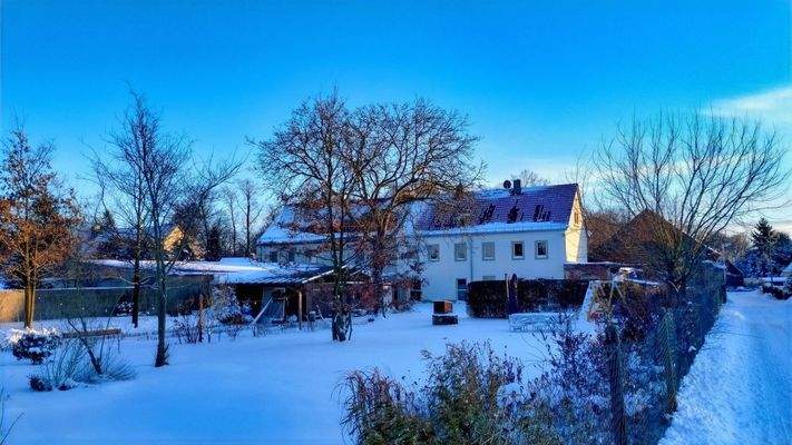 idyllisch verschneiter Garten