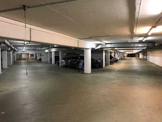 Tiefgarage mit Stellplätzen