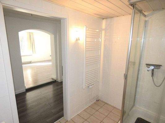 Wohnung EG – Bad / Flur / Wohnzimmer