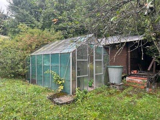 Gewächshaus und Hütte