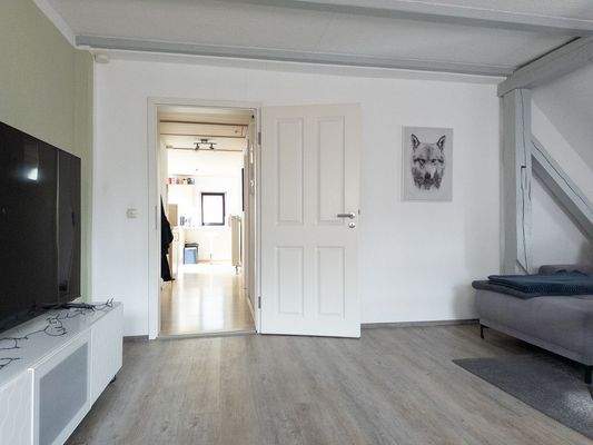 Wohnzimmer - Blick zum offenen Kochbreich und den weiteren Räumen