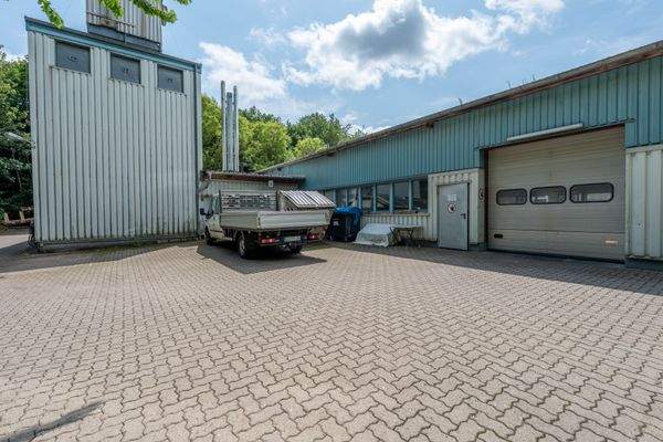 Außenansicht mit Hallentor