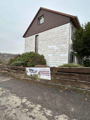 Bestands-Immobilie (Abriss-Haus) von der Straße