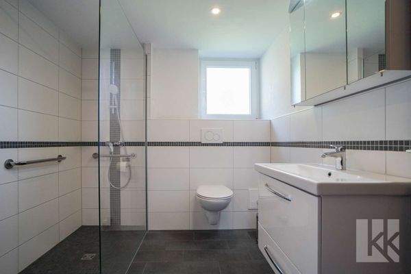 Saniertes Badezimmer mit ebenerdiger Dusche