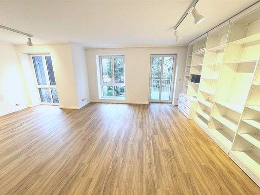 Wohnzimmer mit Balkon