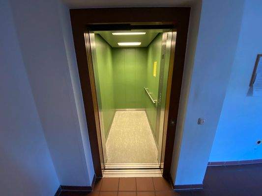 großer sauberer Fahrstuhl