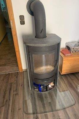 Holzofen im Wohnzimmer des Obergeschosses