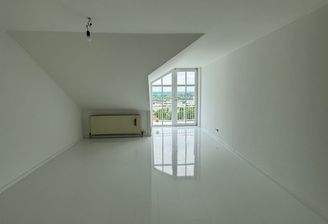 Wohnzimmer mit Blick Richtung Balkon
