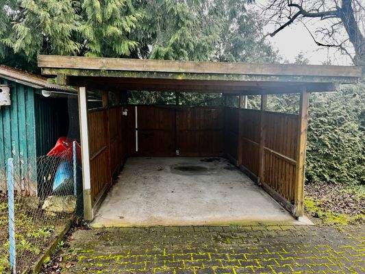 Der Carport direkt neben dem Haus.