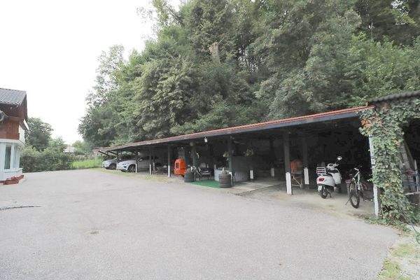 Insgesamt 16 Carports