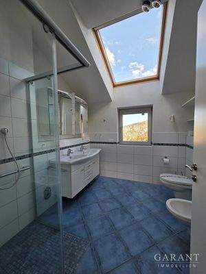 Badezimmer mit Dusche Ansicht 1