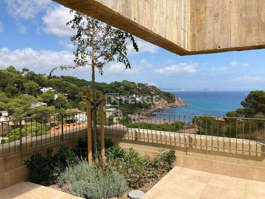 Luxury Beachfront Apartments Surrounded by Nature in Begur