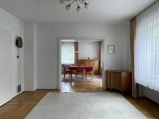 Wohnzimmer mit Blick ins Esszimmer im EG