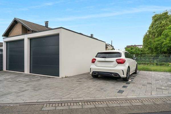 Garage und Stellplatz
