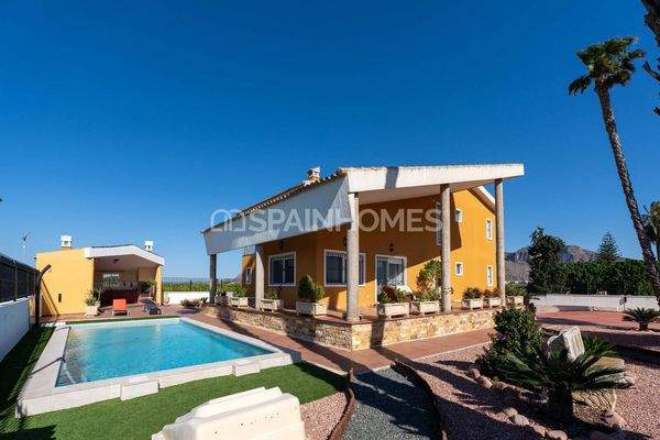 Spacious Villa with Pool and Parking in Orihuela Centro