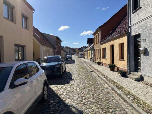 Straße mit Blick zur Stadt