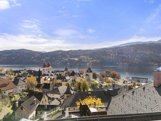 Blick über die Dächer von Millstatt zum See