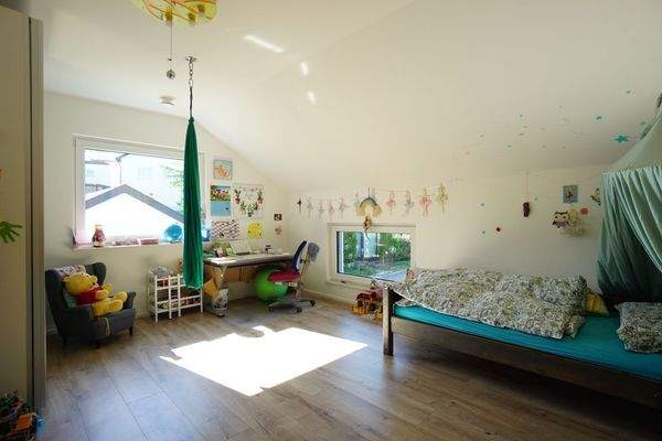 =?UTF-8?Q?Gro=C3=9Fes_Kinderzimmer_mit_Laminatboden?=