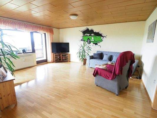 Wohnzimmer mit Zugang zum Balkon